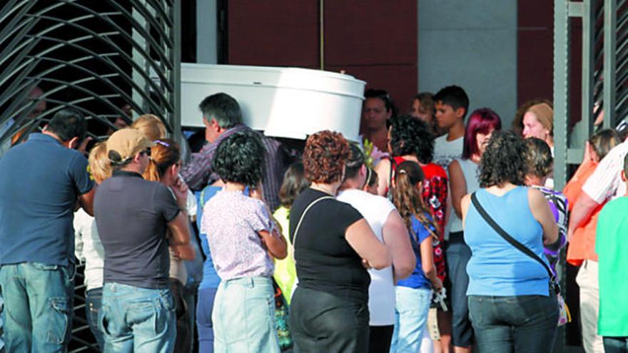 Momento de la entrada del féretro a la iglesia de Los Llanos, en Vecindario, ayer.