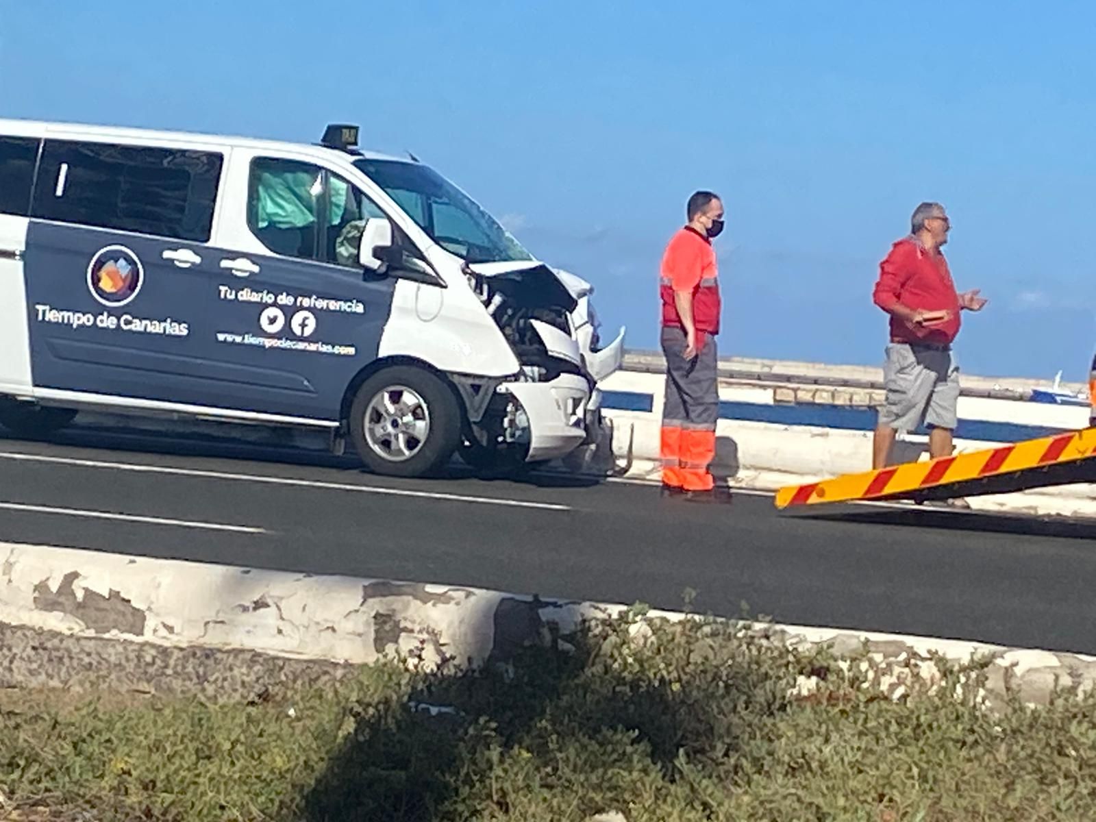 Así fue el accidente entre un coche de policía y un taxi en la Avenida Marítima