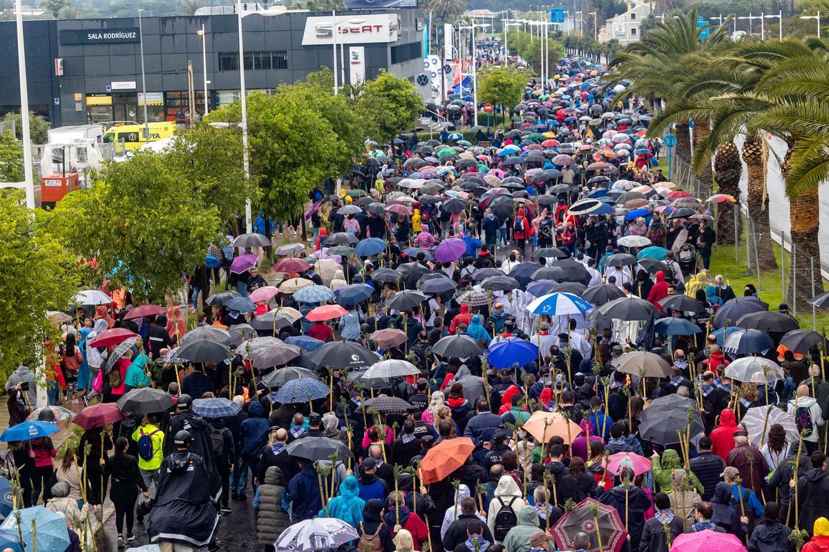 La Policía Local ha estimado una asistencia de cerca de cien mil peregrinos que han acudido a la Santa Faz. Un tercio de los 300.000, que siempre según el Ayuntamiento, hicieron la Santa Faz en 2019, la última edición antes de la pandemia.