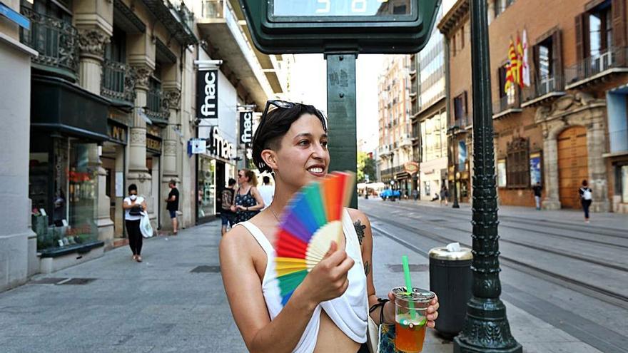 El abanico y las bebidas ayudaron a sobrellevar el calor.  | ANDREEA VORNICU