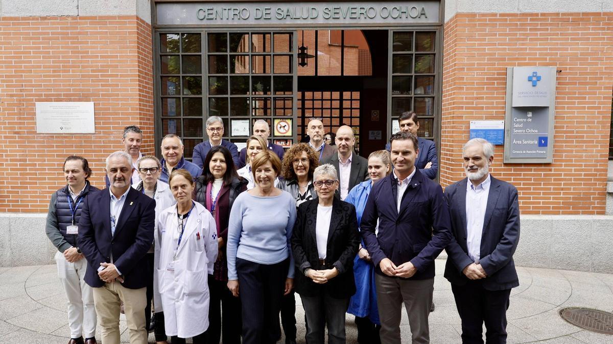 Los componentes del equipo directivo del área sanitaria III Oriente con los representantes municipales de Gijón, Carreño y Villaviciosa.