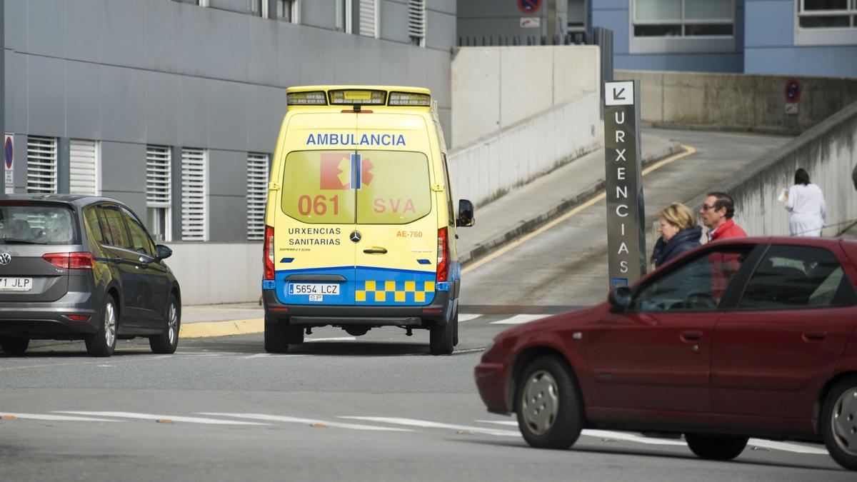 Una ambulancia del 061 en el acceso a Urgencias del Hospital de A Coruña.