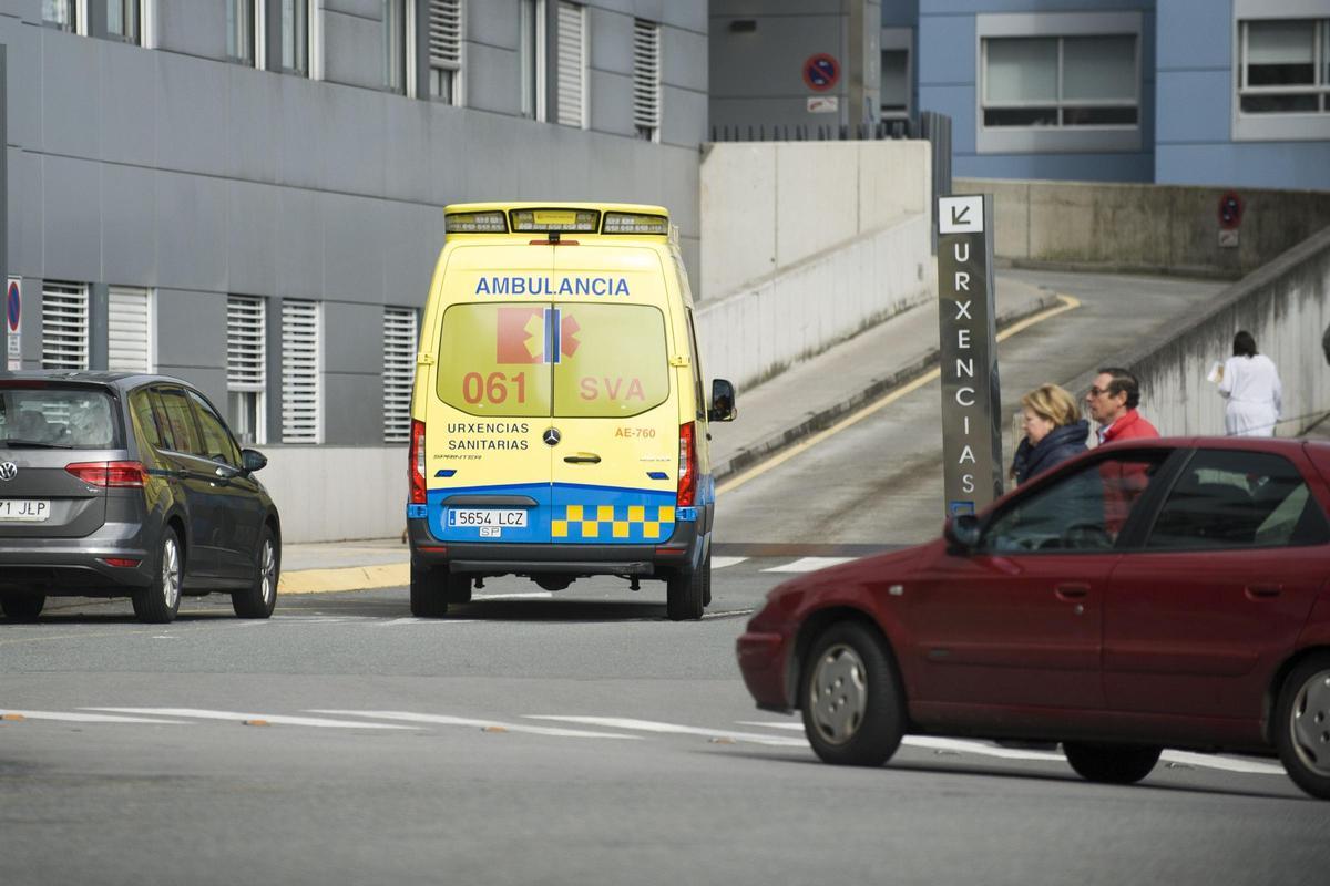 Una ambulancia del 061 en el acceso a Urgencias del Hospital de A Coruña.