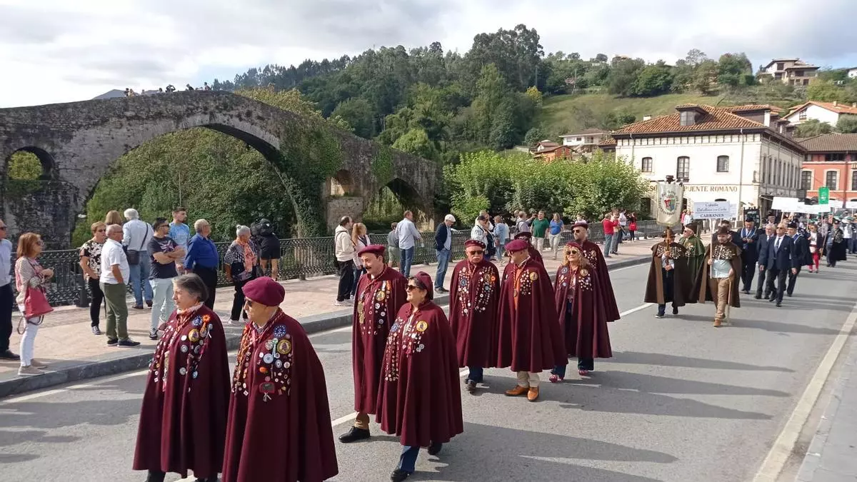 El VII Capítulo de la Cofradía del Queso Gamonéu convierte Cangas de Onís en una fiesta: así fue la gran cita en la capital del concejo