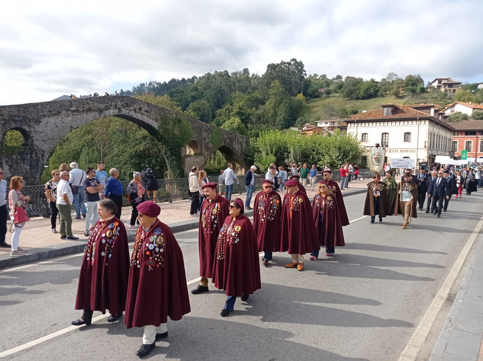 El  VII Capítulo de la Cofradía del Queso Gamonéu convierte Cangas de Onís en una fiesta: