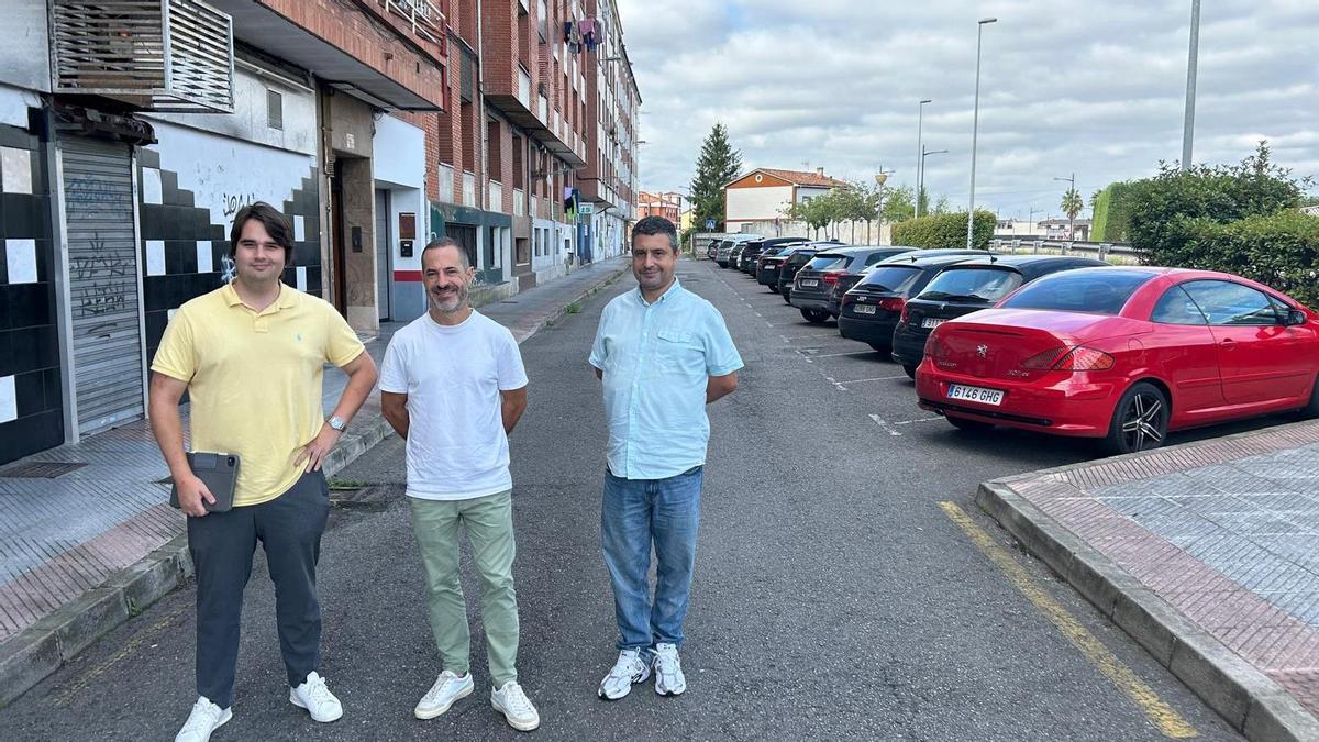 Por la izquierda, David Orviz, Ángel García "Cepi" y Javier Rodríguez, en la calle Don Rodrigo Muñiz Fernández de El Berrón.