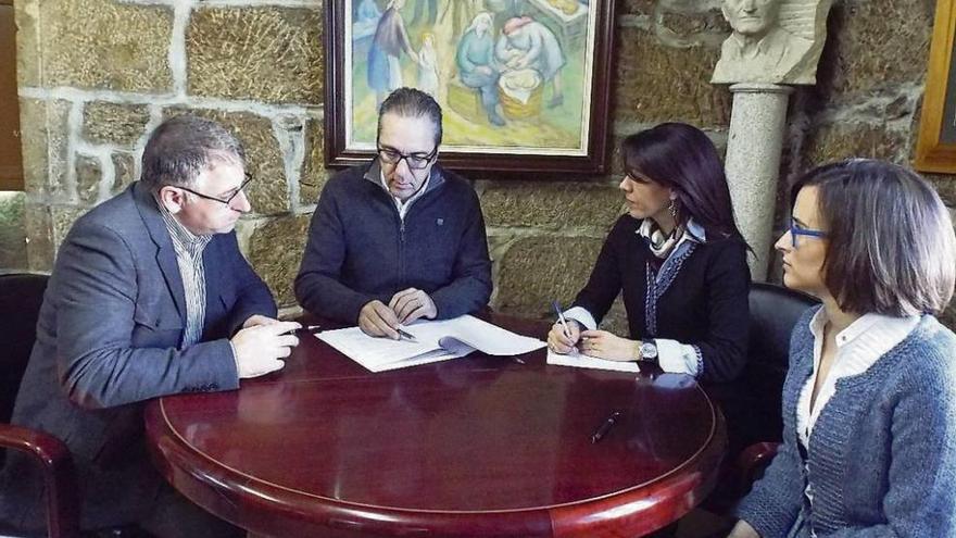 Cuiña y Ferreiro firman el contrato en presencia de la edil Ana Luisa González y de Marta Camino.