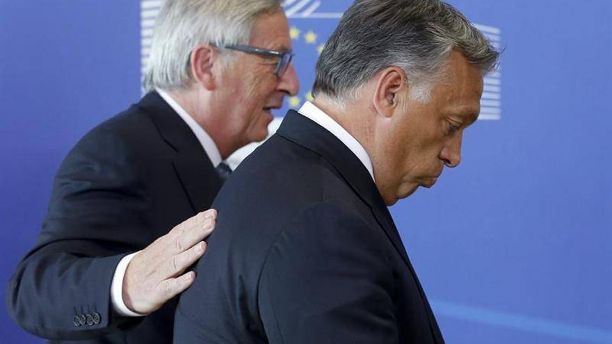Juncker plantea exigir aporte económico a países de la UE que rechacen las cuotas