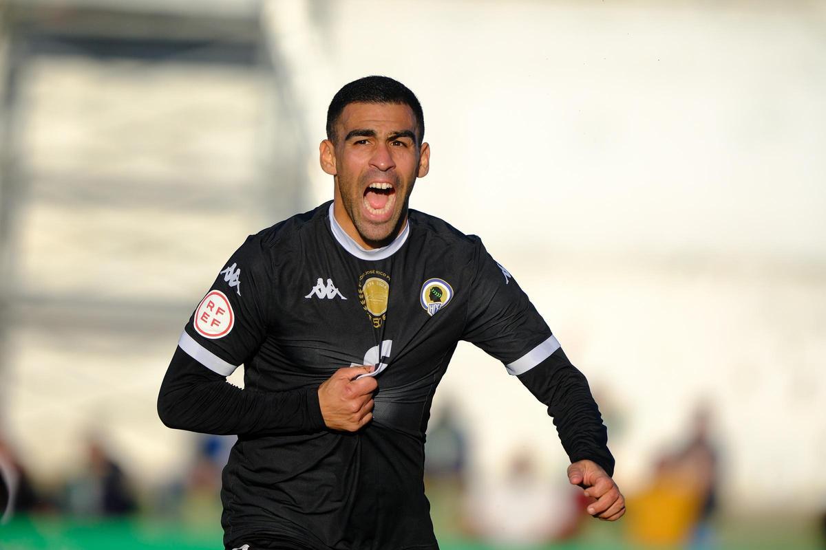 Dani Romera festeja uno de los tres goles que ha conseguido con el Hércules esta temporada en Primera RFEF.