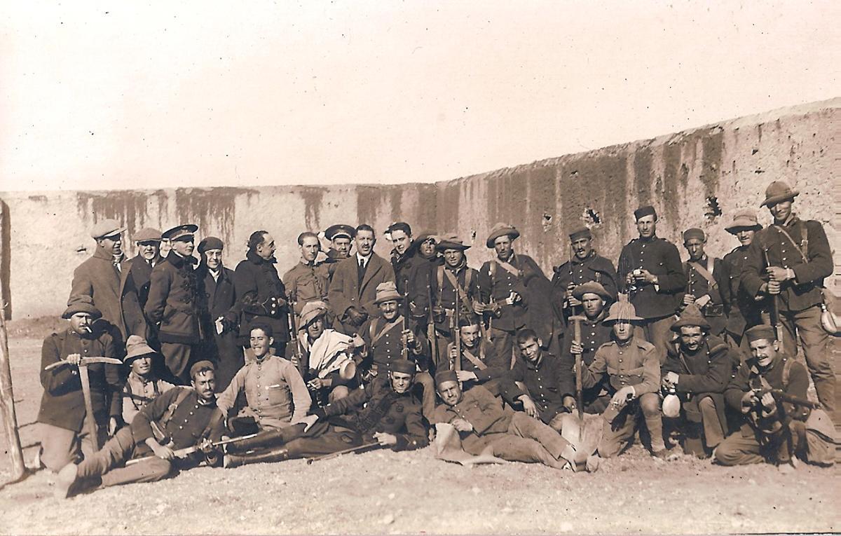 El alcalde de Málaga, Francisco García Almendro, en 1921 con un grupo de soldados en el Protectorado Español.