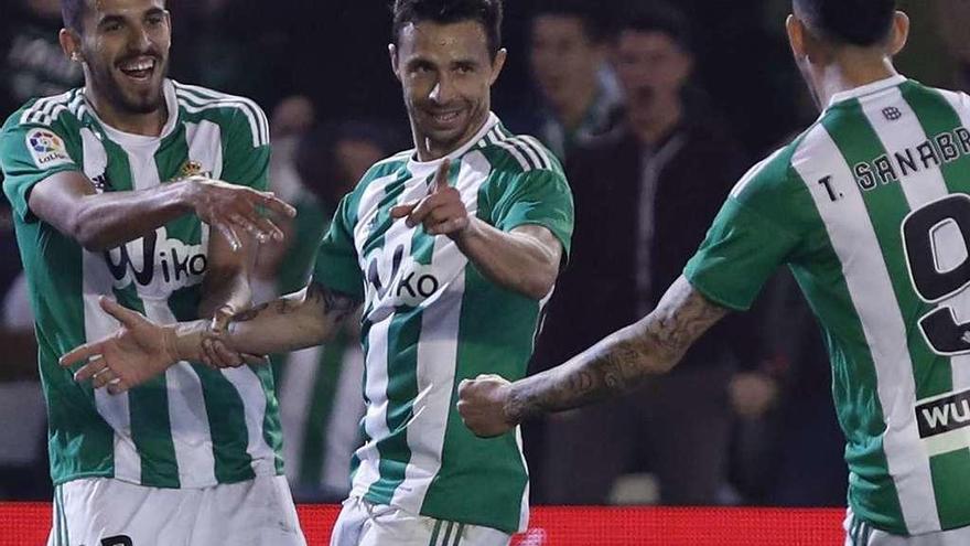 Rubén Castro celebra el gol de la victoria del Betis con Dani Ceballos y Sanabria. // Efe