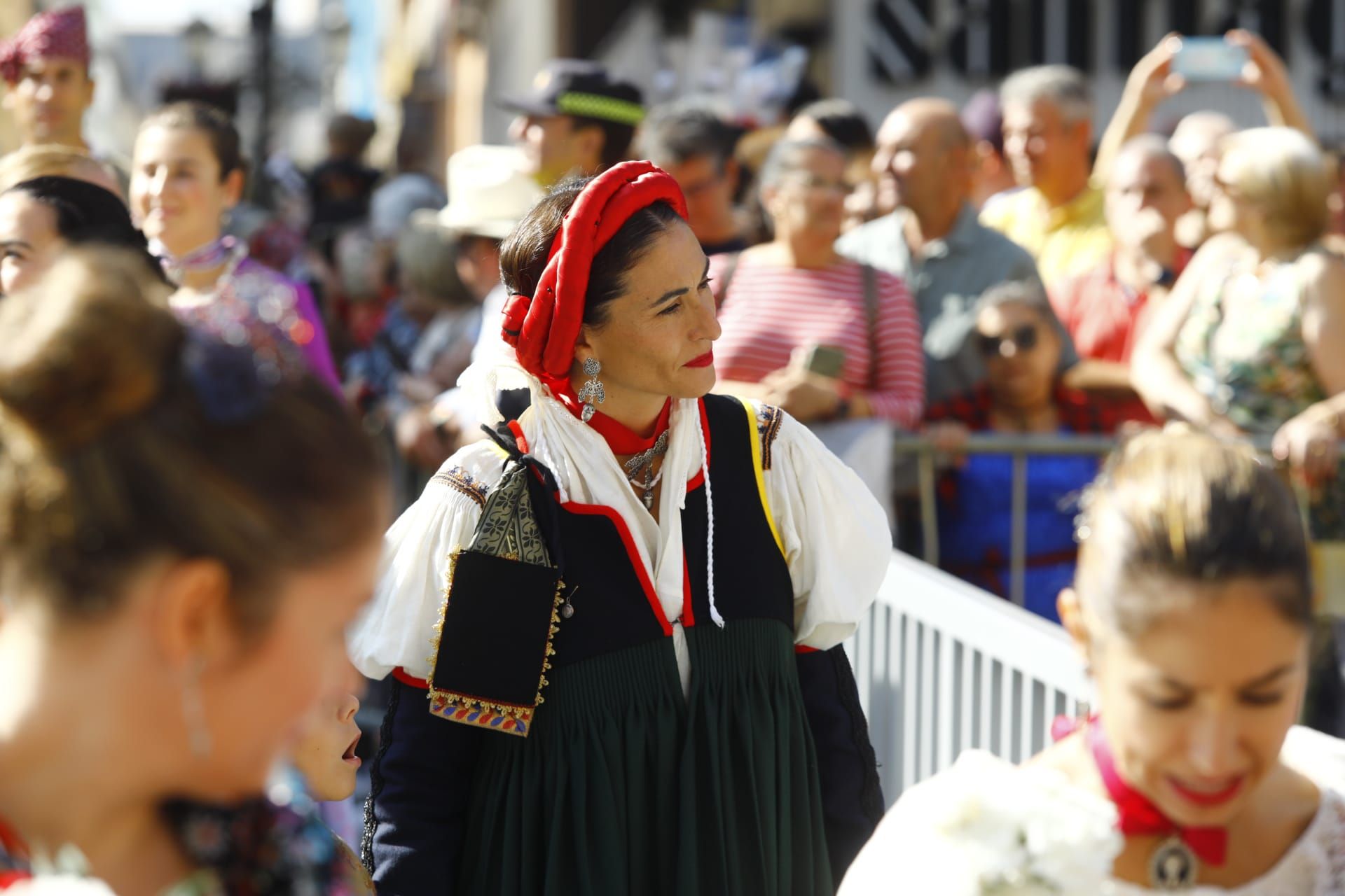 En imágenes | La Ofrenda de Flores a la Virgen del Pilar 2023 en Zaragoza (I)