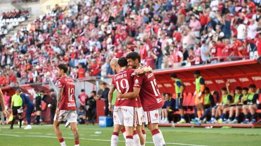 El Real Murcia florece con un triunfo de quilates ante el Atlético Madrileño