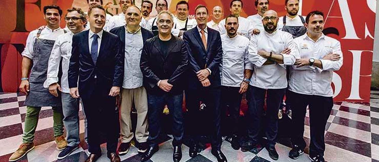 En el centro, José Andrés y Ferran Adrià junto a los cocineros que participaron en Vinexpo.