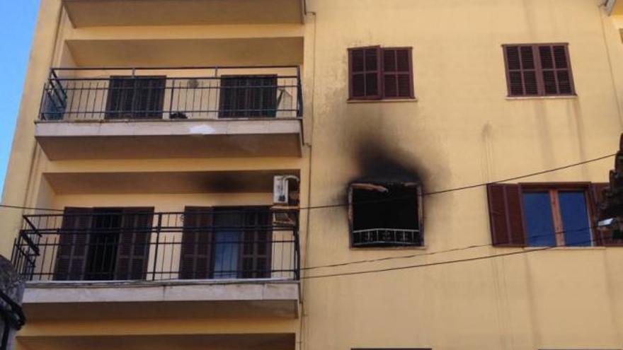 Edificio de la calle Son Net, en Inca, en cuya segunda planta comenzó el incendio.