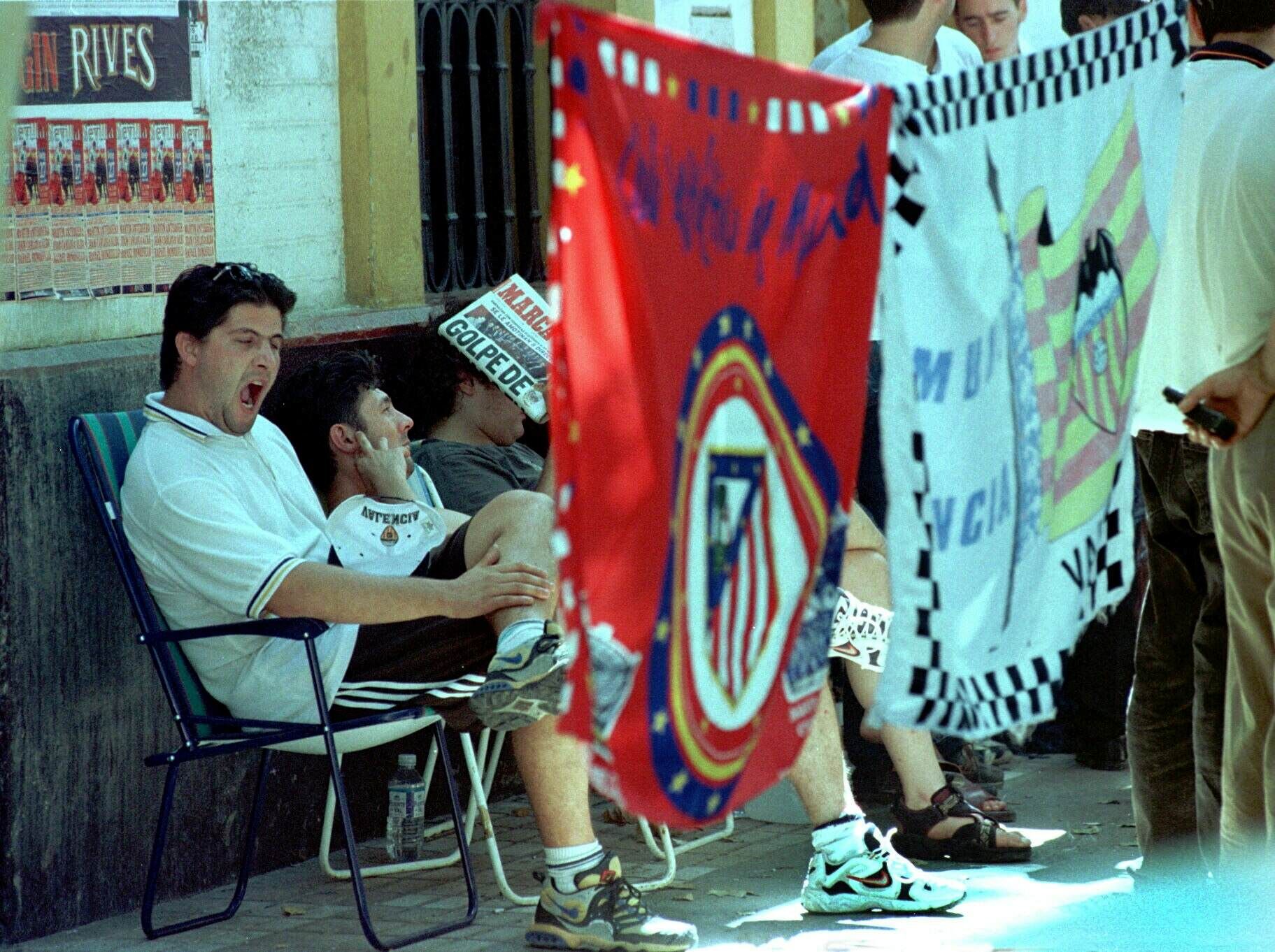 Aficionados valencianistas hicieron noche frente a las taquillas para conseguir una entrada