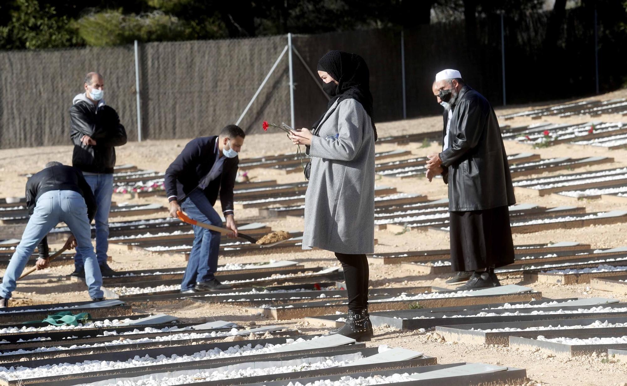 Entierro de Wafaa Sebbah en el cementerio Jardín Muslmán de València