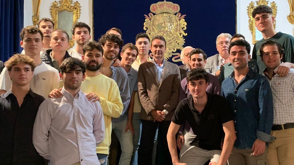 El torero valenciano junto a los alumnos de la Universidad de Granada