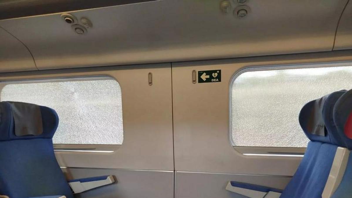 Cristales astillados tras el impacto en el tren Avant que iba de Antequera a Sevilla, vía Córdoba.