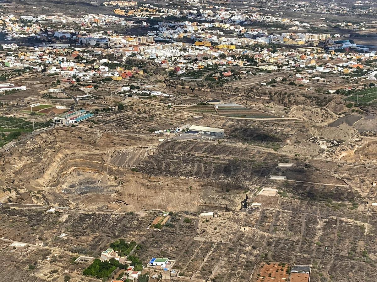 Imagen de los agujeros de Güímar provocados por la extracción ilegal de áricos.