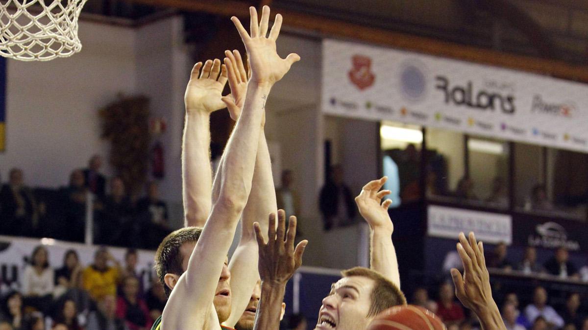 Fran Vázquez y Earl Calloway intentan que Uros Slokar no anote, en un partido en el Gran Canaria Arena.