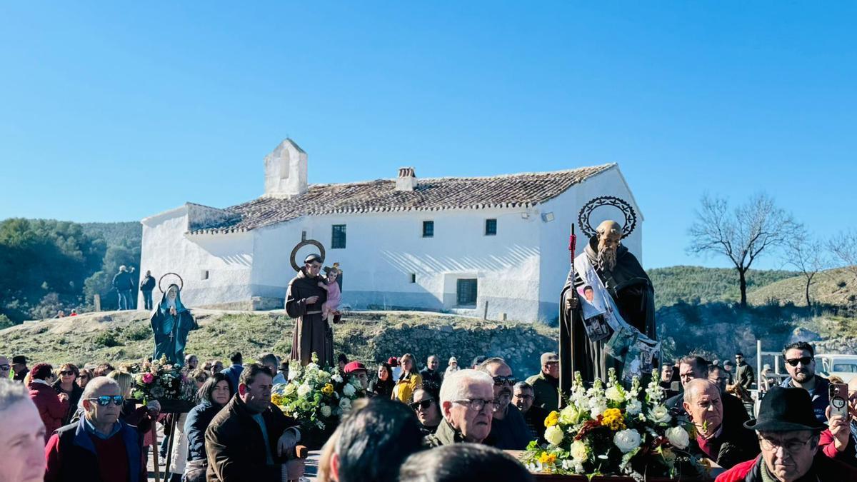 Romería del Pradico, con la ermita homónima al fondo.