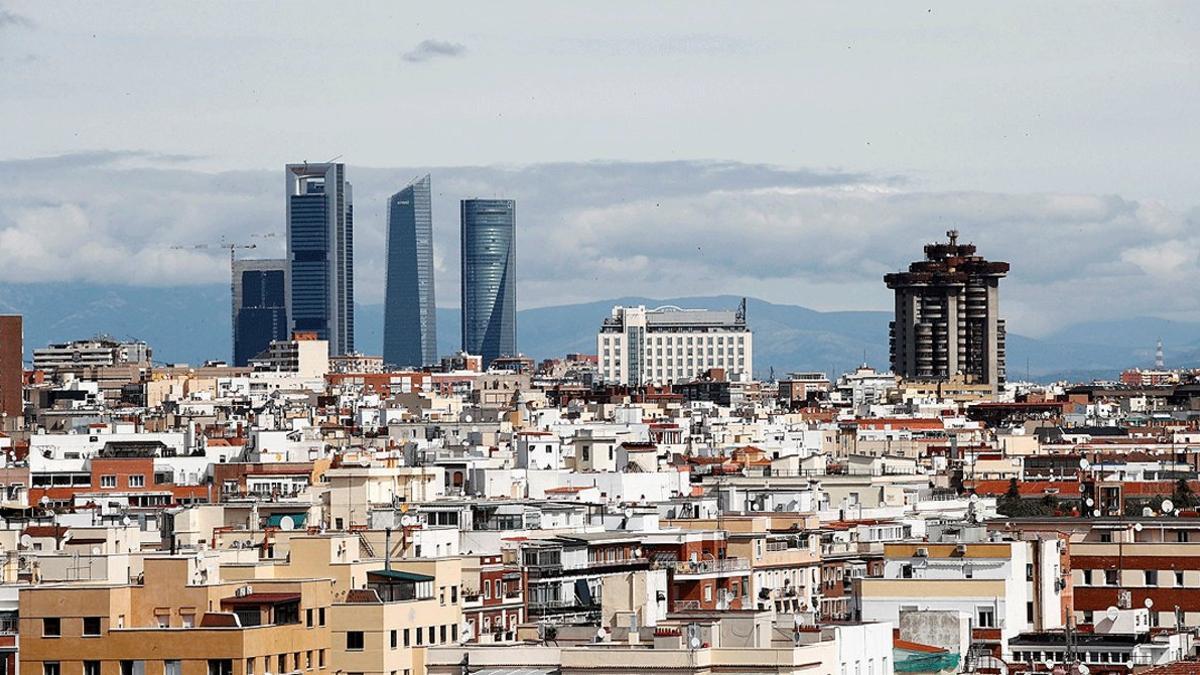 Vista de Madrid, con las cuatro torres al fondo y un cielo prácticamente limpio de contaminación debido al confinamiento, el 22 de abril