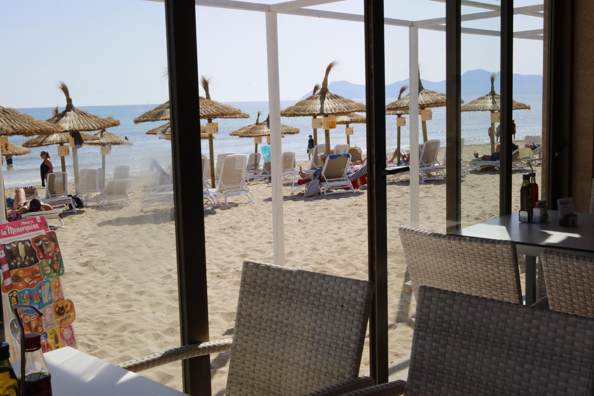 Auf Sand gebaut: Strandlokale und Häuser der Siedlung Ses Casetes des Capellans an der Playa de Muro