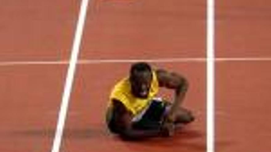 Bolt, estirat sobre la pista, mira el final de la cursa.