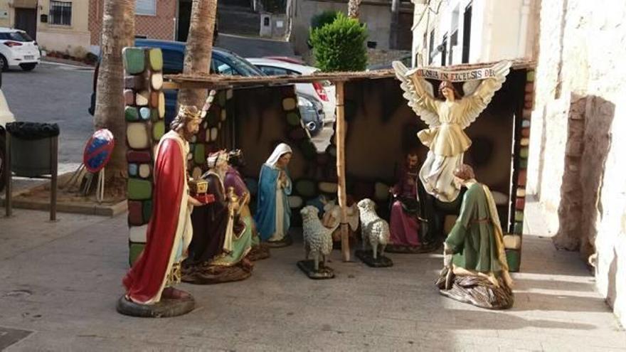 Las figuras del belén robadas en Ador, delante de la iglesia parroquial, durante los días de la pasada Navidad.