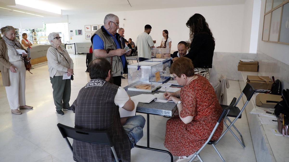 Votantes en el CGAC de Compostela durante las elecciones generales