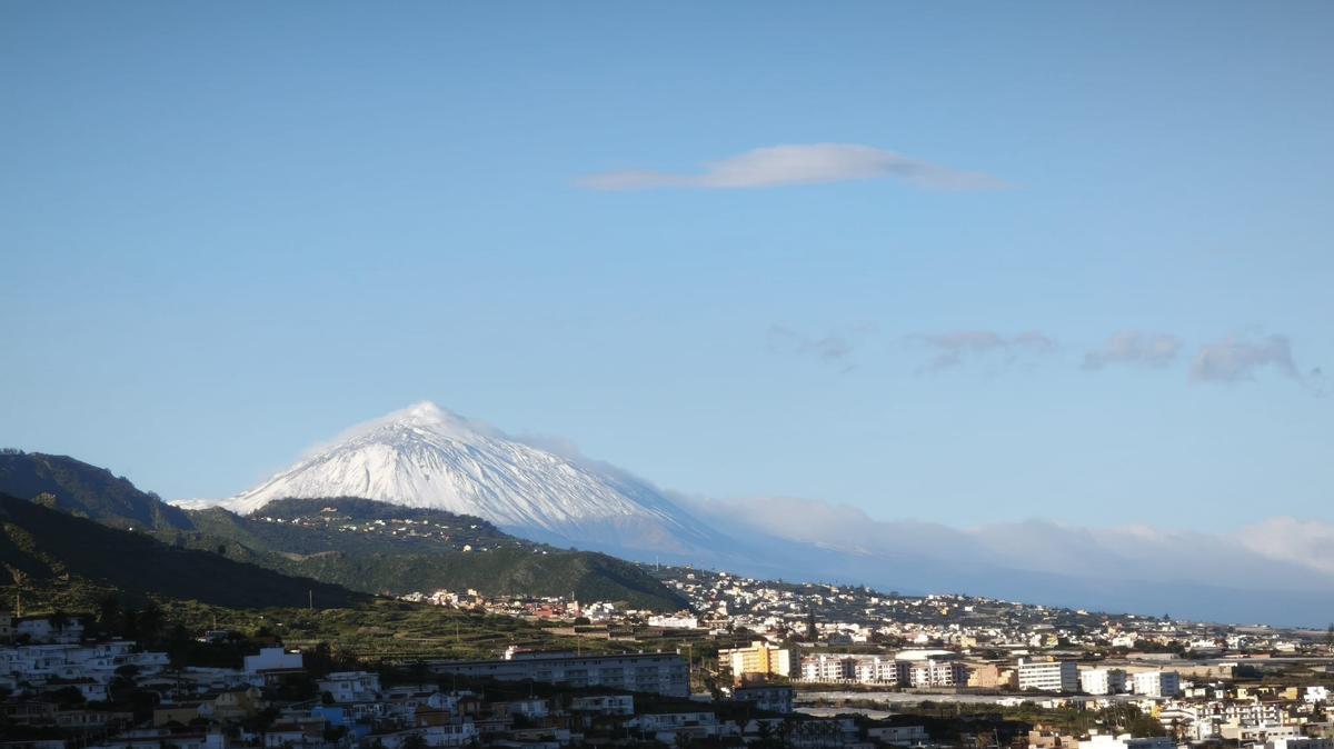 Imagen del Teide nevada tomada la mañana de este viernes 20 de marzo desde el norte de la Isla.