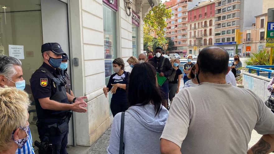 Quiebra de Dentix: Aluvión de protestas de pacientes afectados frente a la clínica de Avenidas