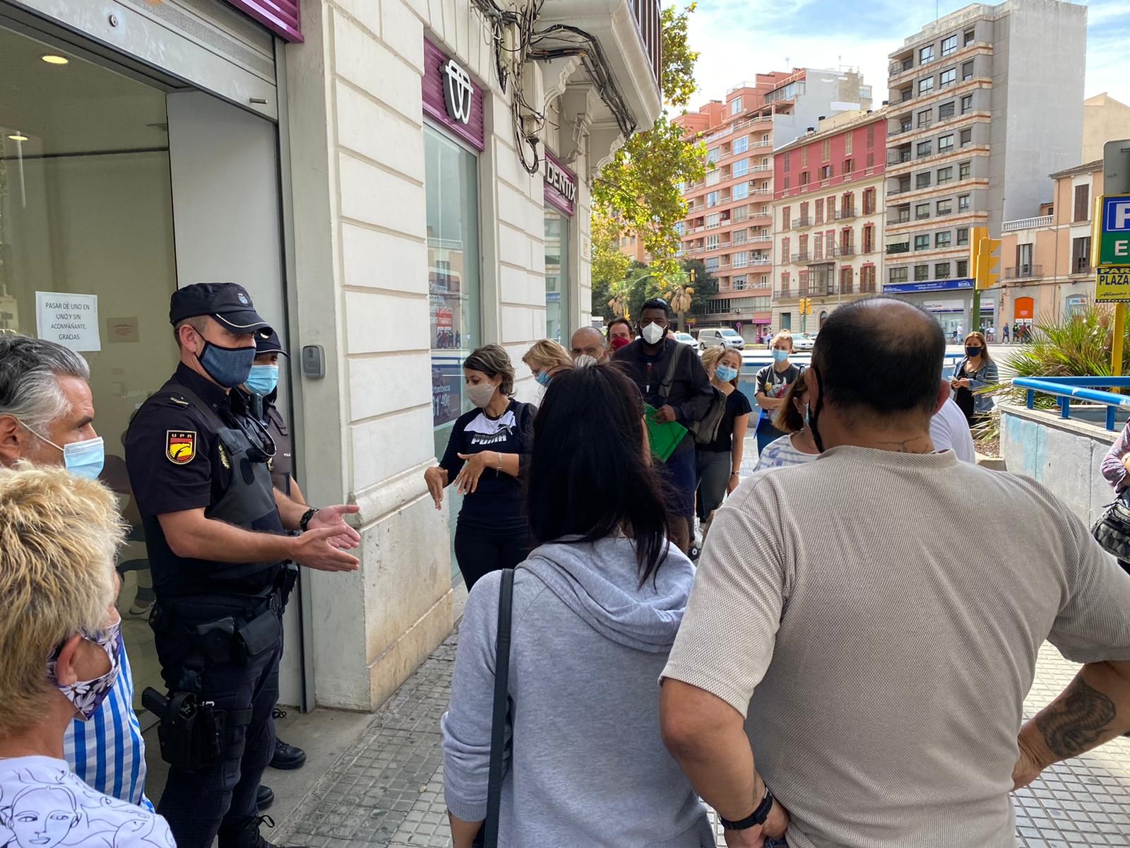 Quiebra de Dentix: Aluvión de protestas de pacientes afectados frente a la clínica de Avenidas