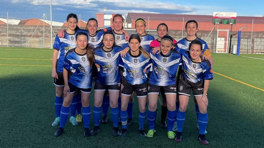 Les jugadores del CF Solsona posen abans del transcendent duel contra el cuer del grup