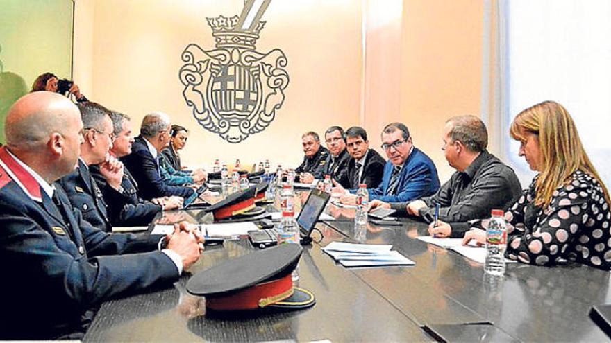 La reunió de la junta, amb el conseller d&#039;Interior (tercer per la dreta)