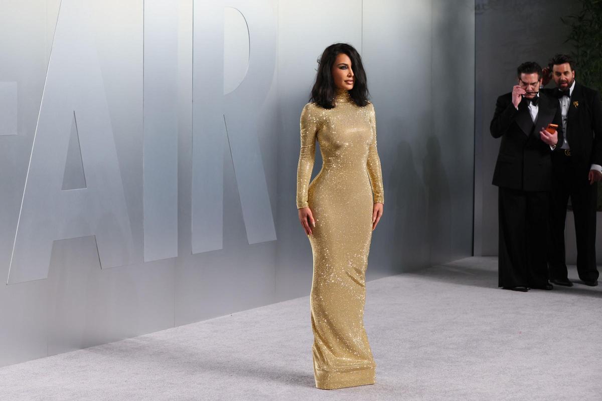 Kim Kardashian en la alfombra roja de la fiesta de Vanity Fair tras los Oscar 2026 en Los Ángeles