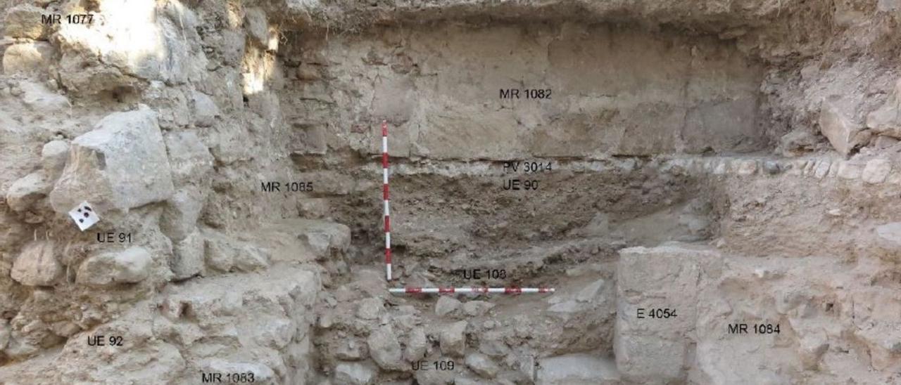 Corte transversal de la zona de la muralla donde se empezó a excavar