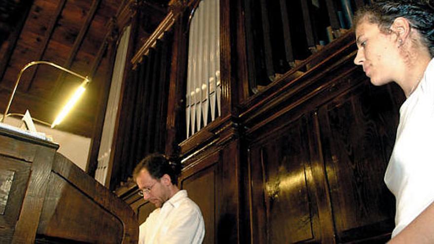 Andrea Kumpe, de pie, junto a Christian Kohler anoche en el concierto inaugural de la restauración del órgano de San Francisco de Asís.  JUAN CARLOS CASTRO