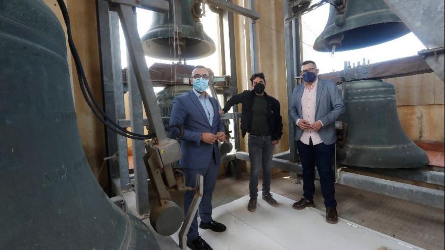 El alcalde Benlloch y el edil Vila visitaron ayer, junto al organista Augusto Belau, las dos torres-campanario de la basílica de Vila-real.