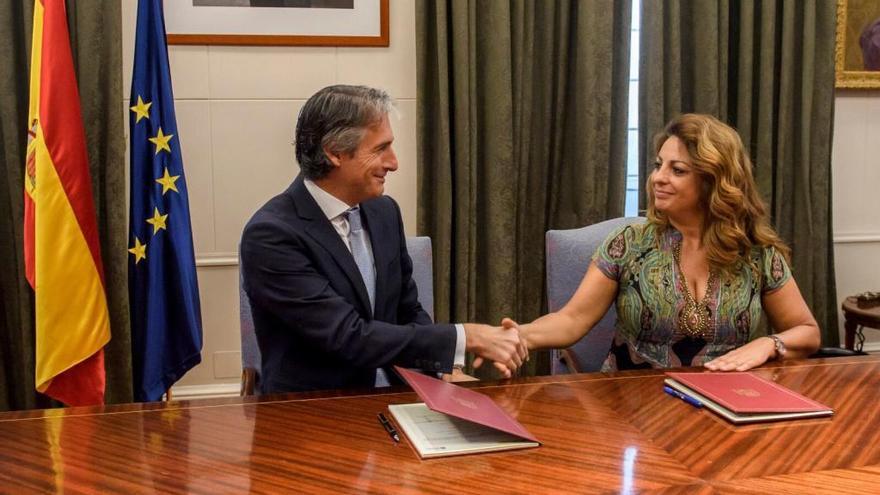 El ministro de Fomento, Iñigo de la Serna, y la consejera Cristina Valido se saludan tras la firma del convenio.