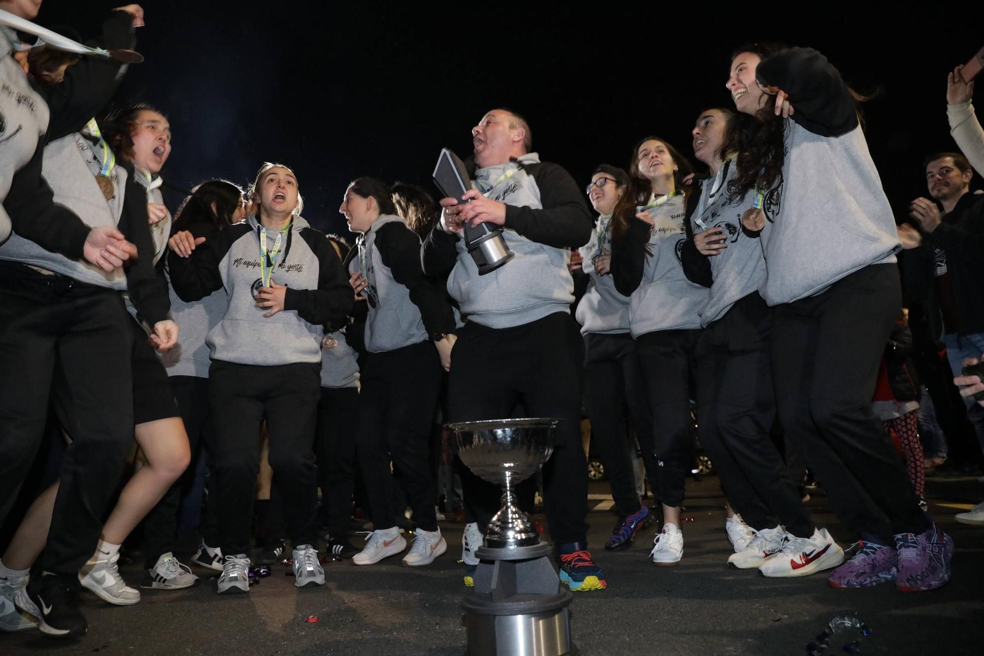 Así fue el multitudinario recibimiento en Gijón a las jugadoras del Telecable (en imágenes)