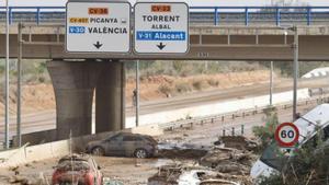 Cotxes atrapats en una carretera d’accés a Torrent i Picanya des d’Aldaia, ahir. | J. M. LÓPEZ