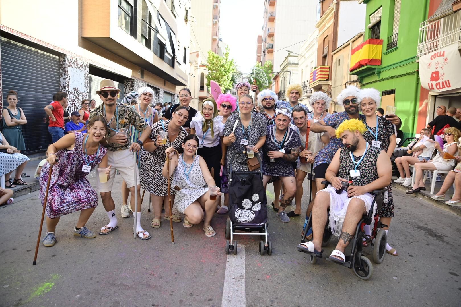 Multitudinario y divertido desfile por la entrada del toro
