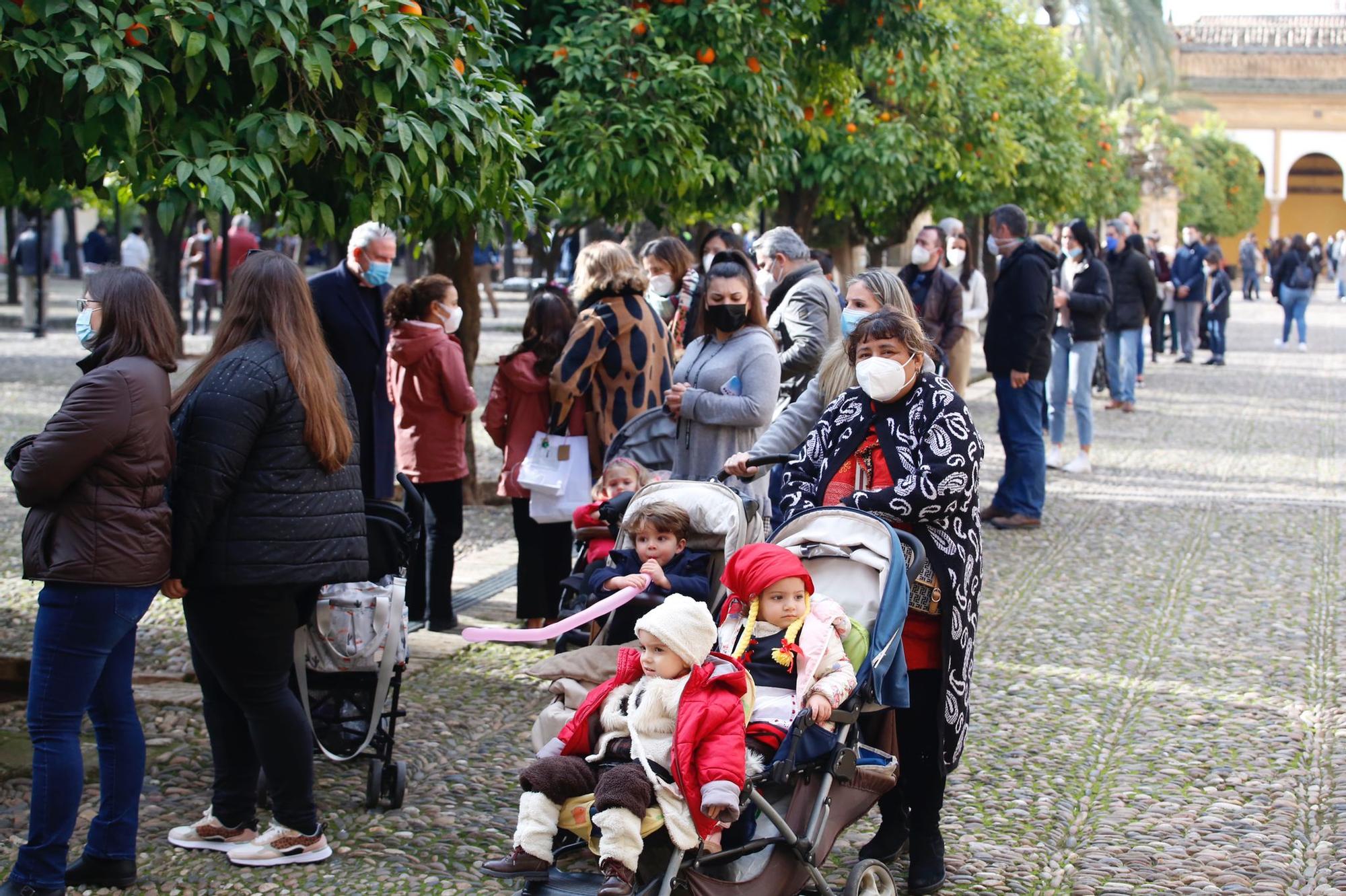 Los Reyes Magos reciben a los niños de Córdoba en el Patio de los Naranjos