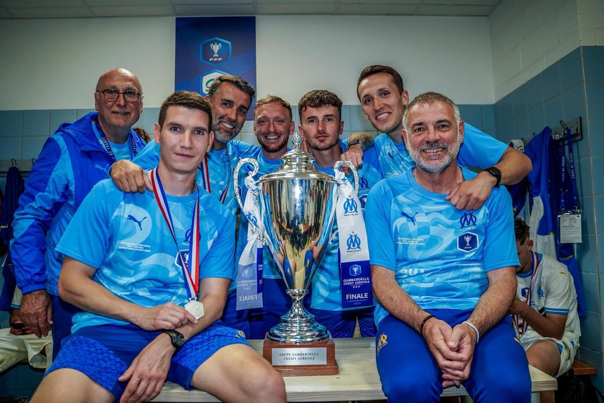 Miguel Alonso, tercero por la izquierda, con su equipo técnico en el Olympique de Marsella posando con la Copa Gambardella.