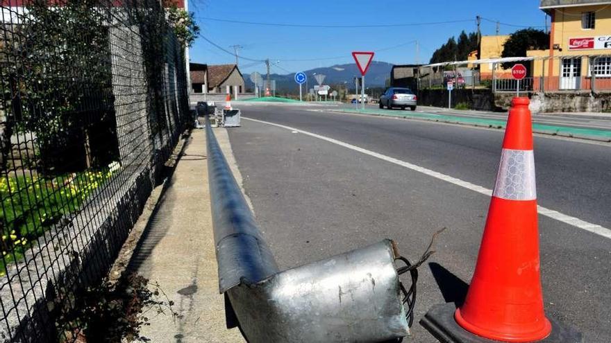 La farola de la glorieta de Paradela estuvo tirada en el arcén durante días. // Iñaki Abella