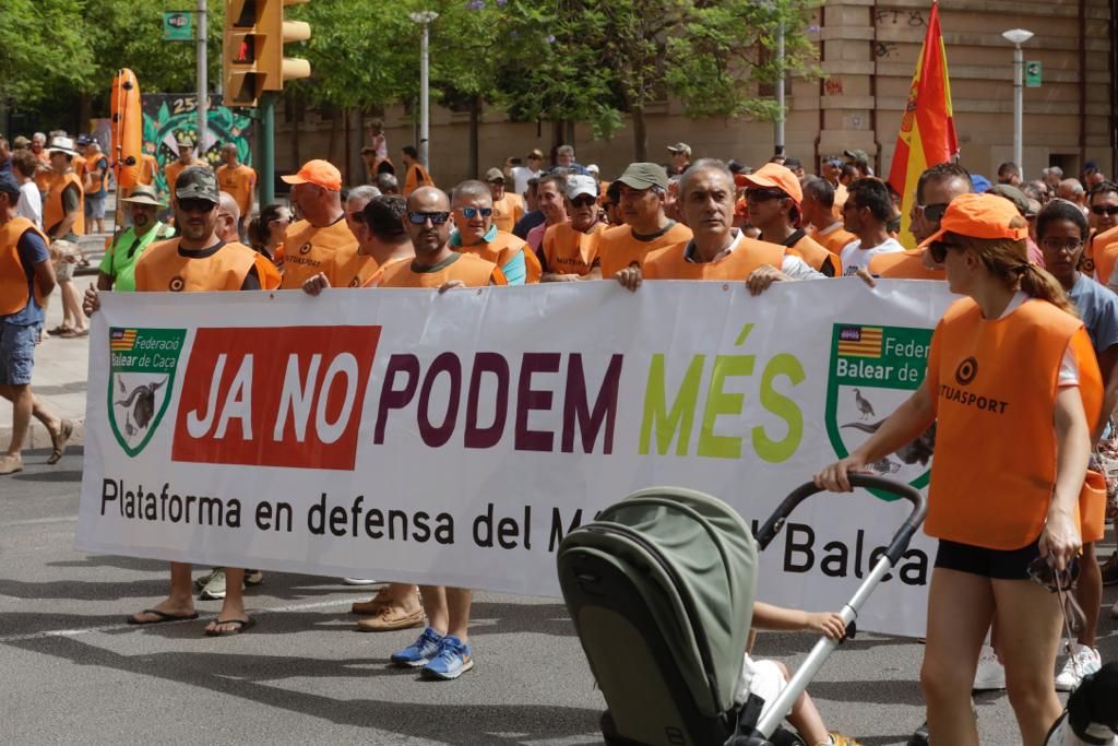 Unas 500 personas se manifiestan en Palma contra las restricciones a la caza y la pesca