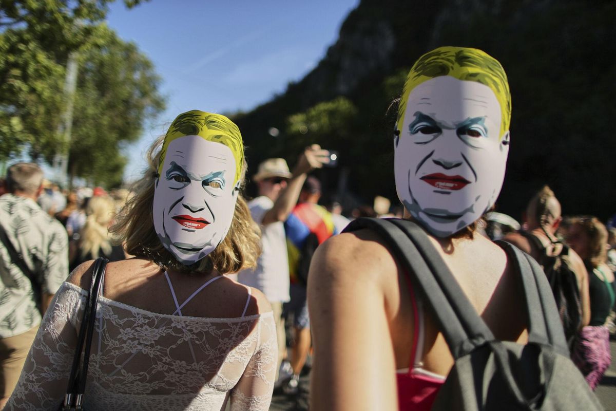 Participantes de la marcha del Orgullo llevan máscaras que representan al primer ministro húngaro, Viktor Orbán, en Budapest, Hungría, el sábado 28 de junio de 2025. (Foto AP/Rudolf Karancsi)