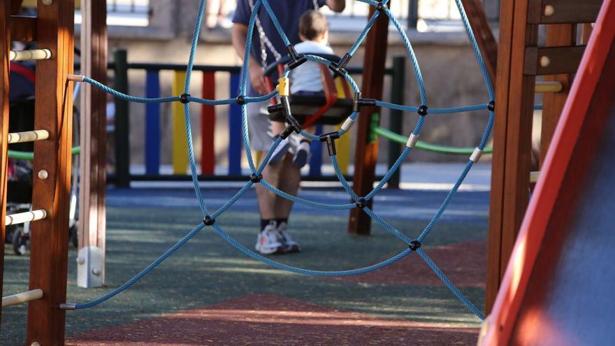 Un padre juega con su hijo en un parque.